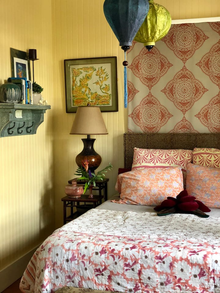 Plantation room w/ private entrance shared bath Bed and breakfasts