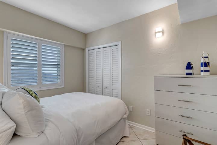 Oceanview back bedroom