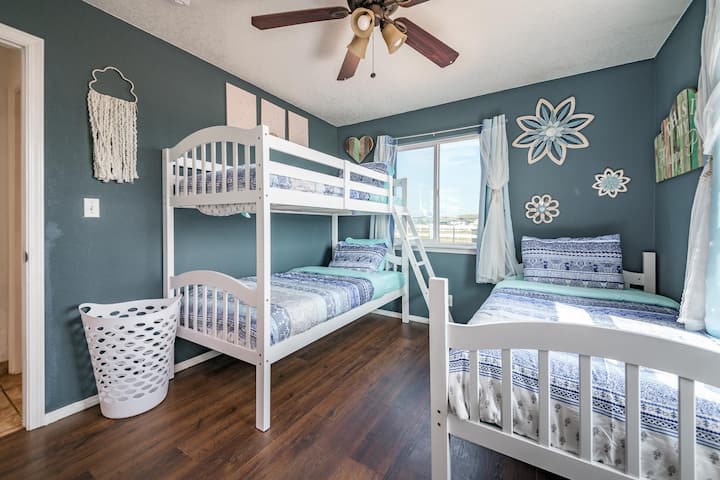 El tercer dormitorio tiene una cama individual adecuada para cualquier persona y una litera que es perfecta para los niños. La habitación tiene juguetes en el armario, así como un port-a-crib.
