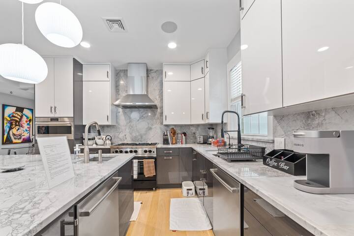 6 Stars! Modern furnish, 2.5 Bathrooms, 3 beds.