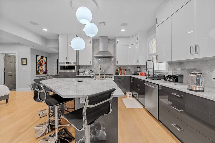 6 Stars! Modern furnish, 2.5 Bathrooms, 3 beds.