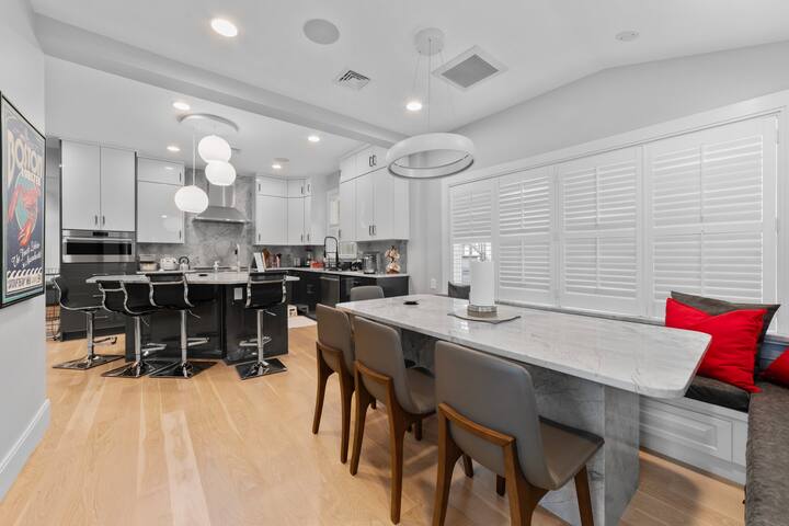 6 Stars! Modern furnish, 2.5 Bathrooms, 3 beds.