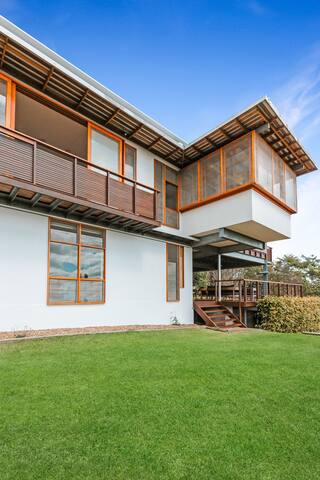 Montville Resort Style Holiday Retreat with pool gallery image 5