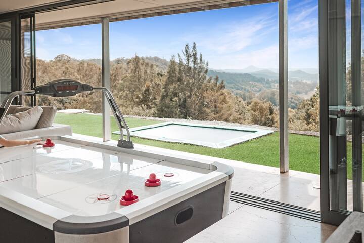 Montville Resort Style Holiday Retreat with pool gallery image 3