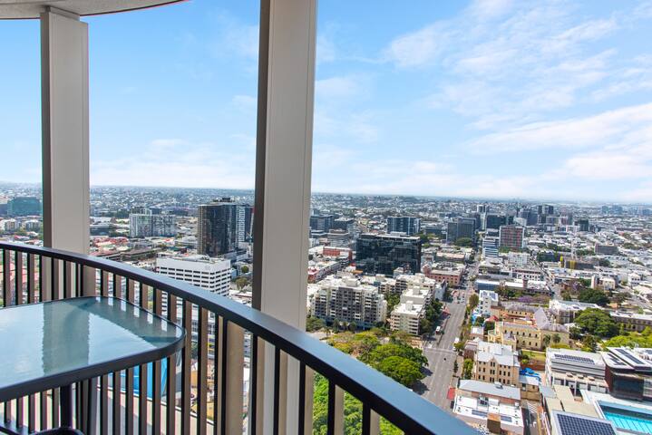 Top Floor! 2Bed/2Bath/1Car/Pool ~ VIEWS ~ CBD gallery image 5