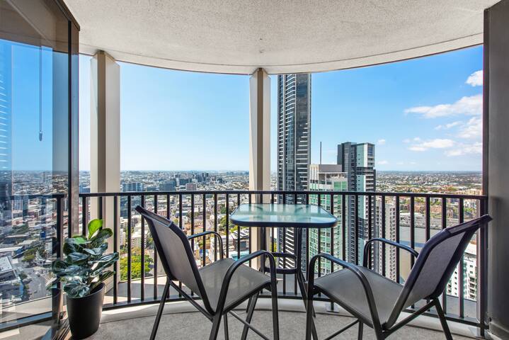 Top Floor! 2Bed/2Bath/1Car/Pool ~ VIEWS ~ CBD gallery image 3
