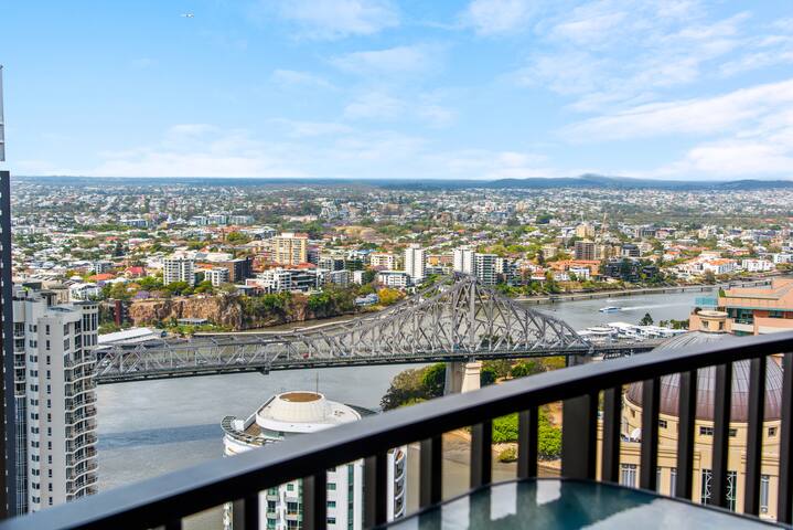 Top Floor! 2Bed/2Bath/1Car/Pool ~ VIEWS ~ CBD gallery image 4