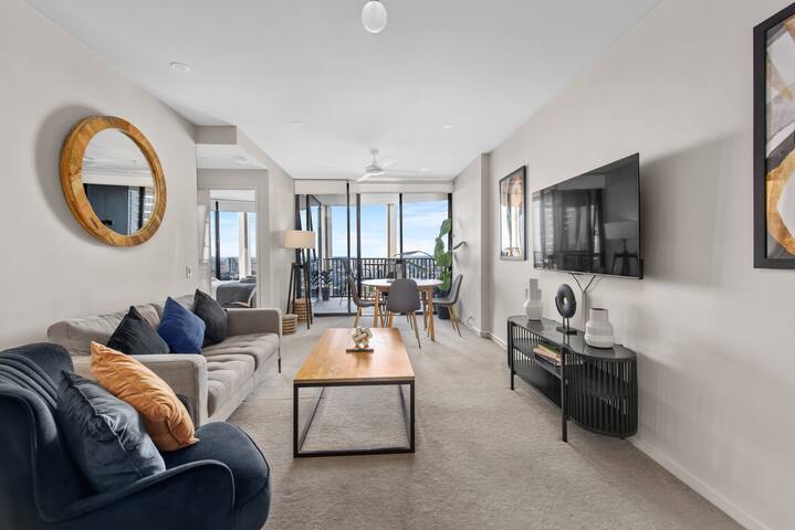 Top Floor! 2Bed/2Bath/1Car/Pool ~ VIEWS ~ CBD