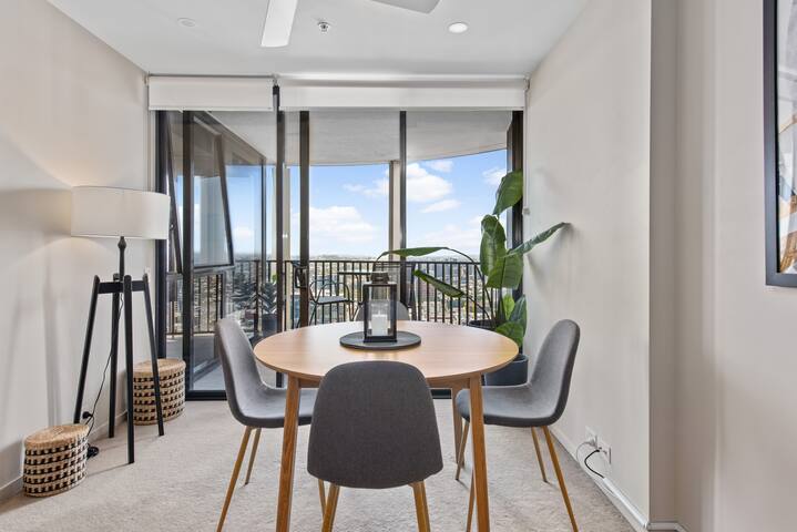 Top Floor! 2Bed/2Bath/1Car/Pool ~ VIEWS ~ CBD gallery image 2