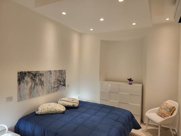 schlafzimmer mit zwei Einzelbetten mit Bad im Zimmer mit Dusche XL 120X70