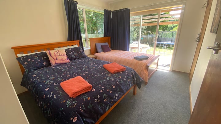 Ორადგილიანი საწოლი და დიდი ზომის ერთადგილიანი საძინებელი 2