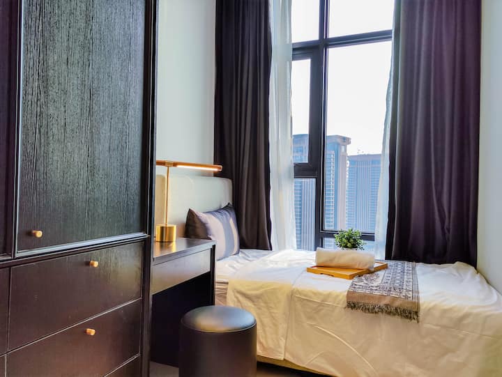 Прекрасна спална соба со единечен кревет