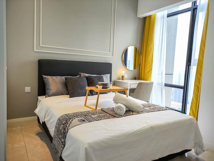 غرفة النوم الرئيسية بإطلالة على مدينة كوالالمبور. سرير ملكة لشخصين