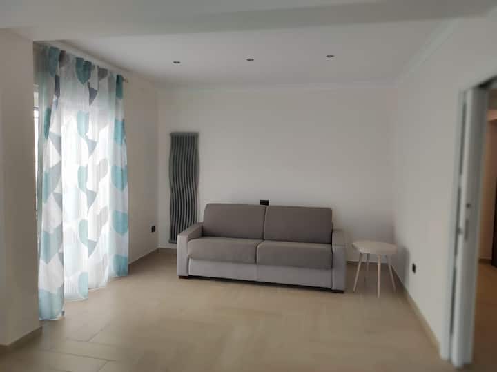 Sala con sofá cama doble y balcón 