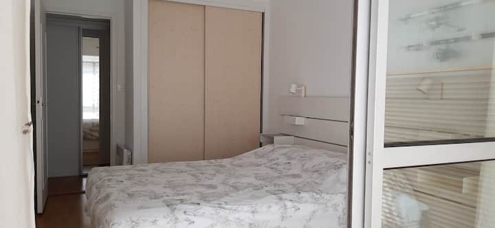 Ოთახი, რომელიც ლოჯიას გადაჰყურებს