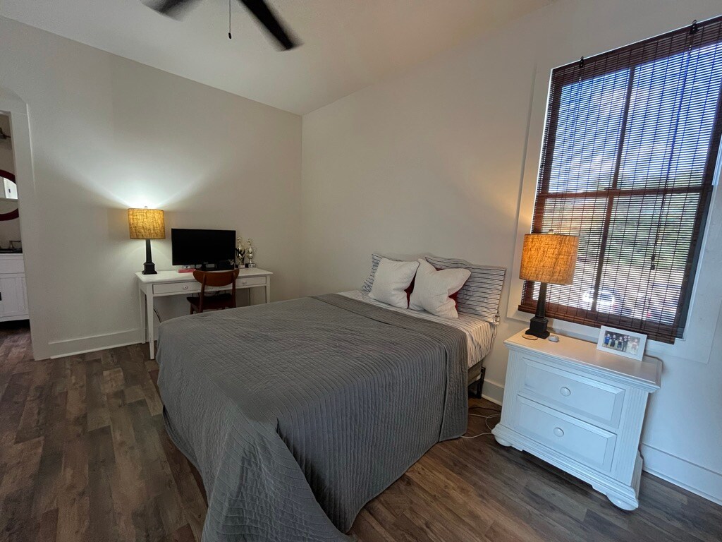 Dormitorio de la granja principal 3 con cama de tamaño completo y tocador/lavabo privado.