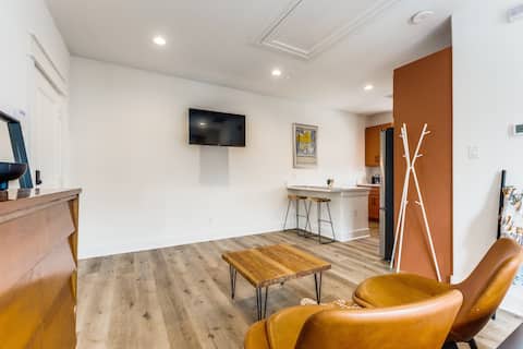 Popular Airbnb listing: Cozy Guesthouse Greater Heights in Independence Heights