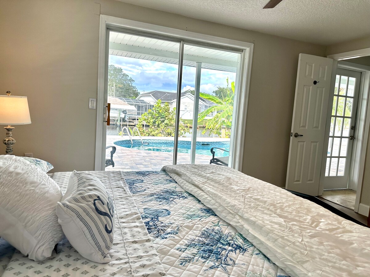 Hlavná spálňa s výhľadom na bazén a rieku