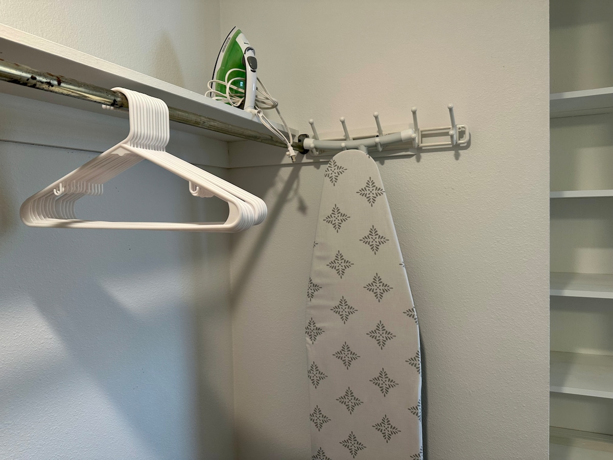 Skriňa v spálni so žehličkou a doskou