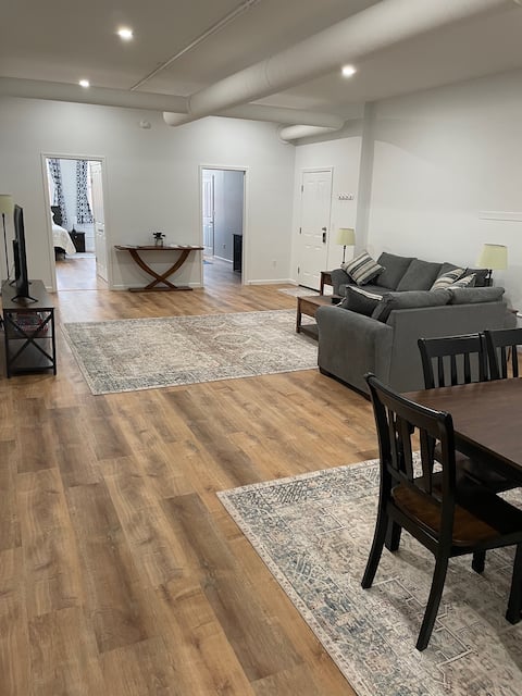 Modern Spacious Uptown Loft Apt in the ANF