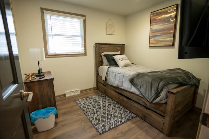 هذا سرير مزدوج متحرك، ينزلق توأم آخر من تحته.