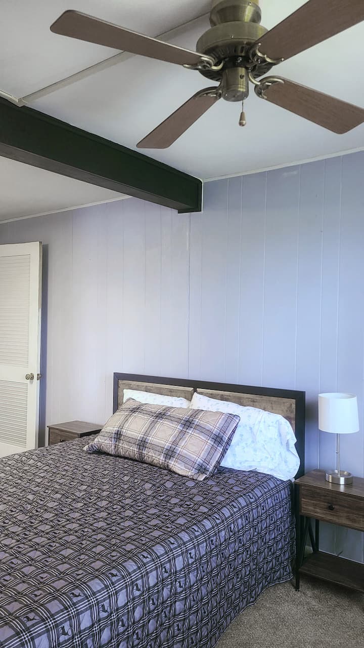 غرفة الغزلان! تحتوي هذه الغرفة على سرير بمقاس كبير مع مرتبة ميموري فوم من نوع جل التبريد متوسط الحجم. 4 وسائد بحجم كبير ووسادتين بحجم كبير سيرتا لراحتك. أفضل جزء في هذه الغرفة هو الإطلالة على حقل القش الخاص بنا.  هادئ!  