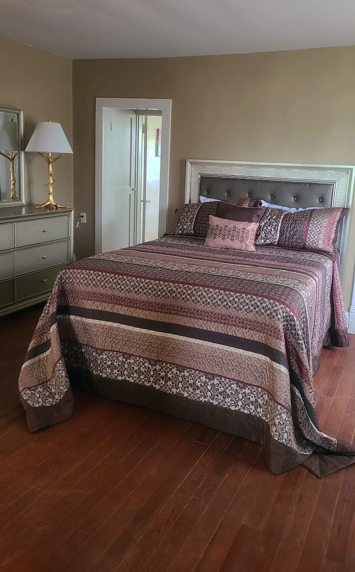 تحتوي غرفة النوم رقم 1 على مرتبة فاخرة عالية الجودة مع طبقات مبطنة مريحة.  يحتوي على خزانة ملابس وخزانة ملابس. 4 وسائد بحجم كوين و2 وسادة بحجم كينج. الحمام مجاور لغرفة النوم 1.