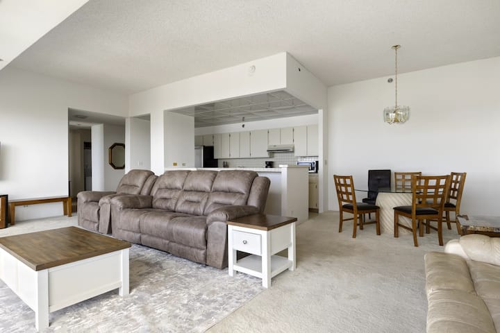 Incredible Ocean View 2 Br Penthouse +Free Parking - O‘ahu, HI