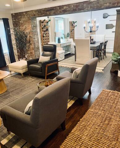 *Downtown 4BR Spacious Cowtown Craftsman Home* gallery image 4