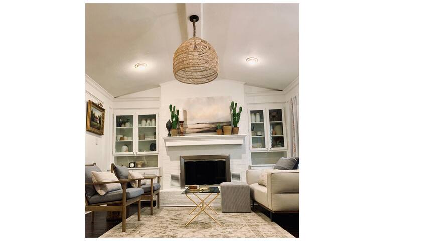 *Downtown 4BR Spacious Cowtown Craftsman Home* gallery image 2