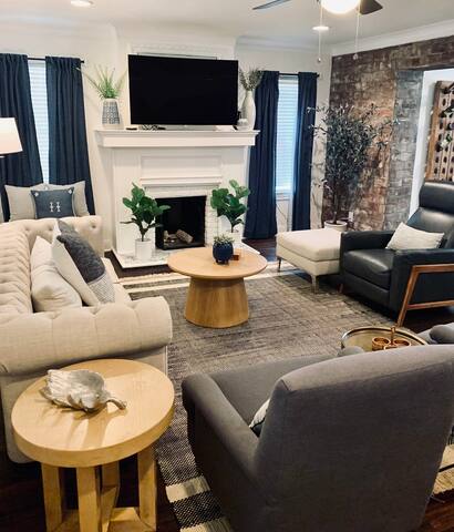 *Downtown 4BR Spacious Cowtown Craftsman Home* gallery image 5