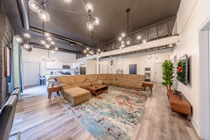 Luxury 5BR w/ King Bed & Pool Table Near Chinatown