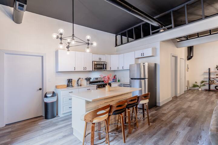 Luxury 5BR w/ King Bed & Pool Table Near Chinatown gallery image 4