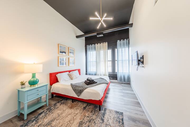 Luxury 5BR w/ King Bed & Pool Table Near Chinatown gallery image 5