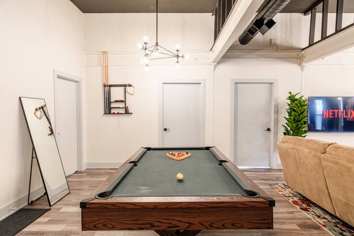 Luxury 5BR w/ King Bed & Pool Table Near Chinatown gallery image 2