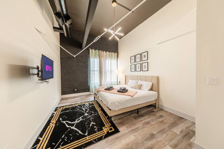 Luxury 5BR w/ King Bed & Pool Table Near Chinatown gallery image 3