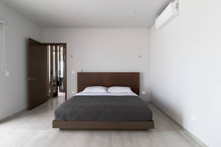 ห้องนอนขนาดคิงไซส์ชั้น 2 ที่ชั้นบน