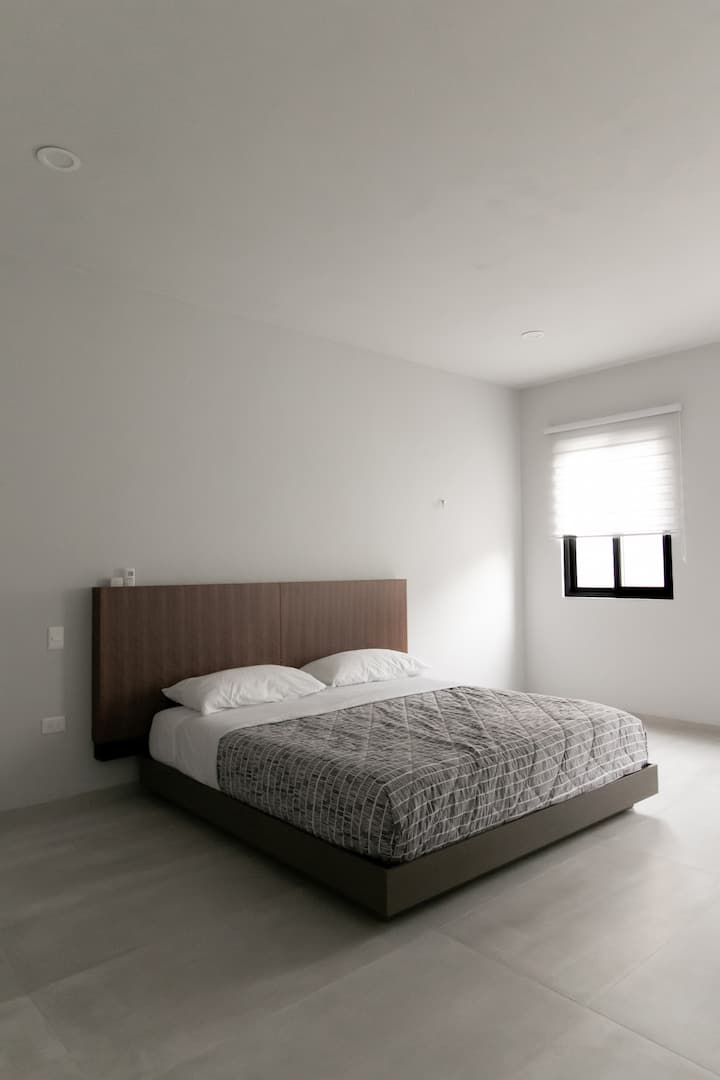 ห้องนอนขนาดคิงไซส์ในชั้นหลัก