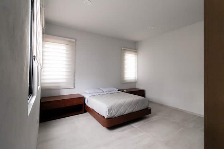 ห้องนอนควีนไซส์บนชั้นหลัก