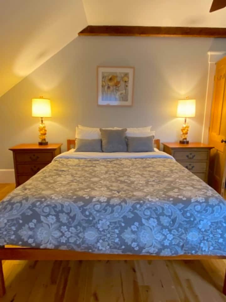 Bedroom 1 offers a queen size bed facing two large windows overlooking the perennial gardens of The Barnard Inn Restaurant. There is clothing storage and a sitting area to sip coffee while planning your morning looking out over the hills of Vermont. 