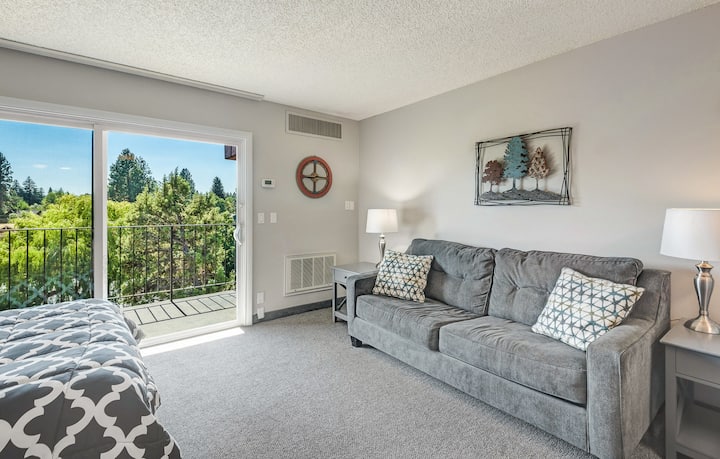 Top Floor Condo W/ Fireplace And River Views! - Bend, OR
