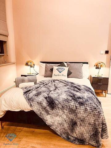 Sapphire Suite 3 bed 3 bath Luxe Apartment gallery image 4