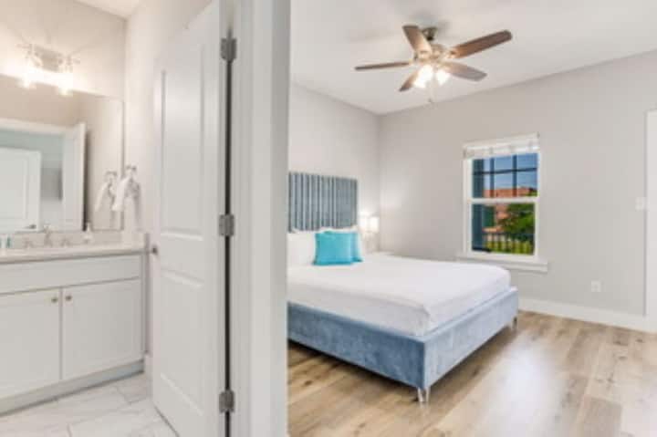 Upstairs Master King Bed & Full Bath