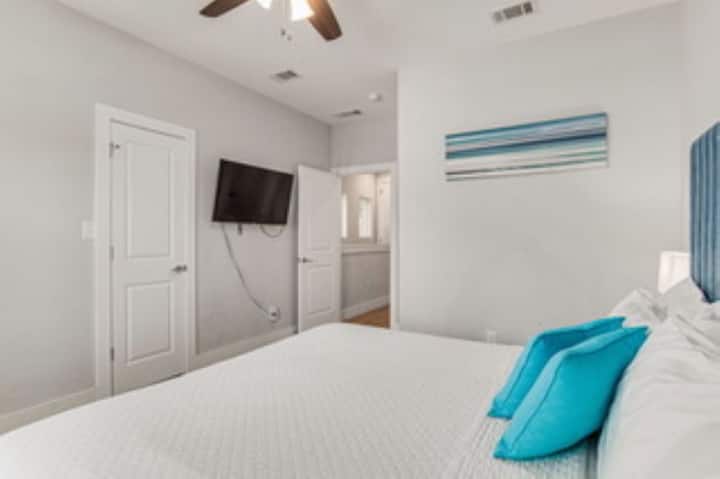 חדר שינה ראשי וחדר רחצה מלא בקומה העליונה