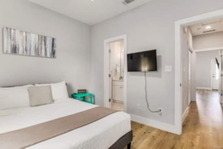 מיטת קווין סייז וחדר רחצה מלא בקומה העליונה