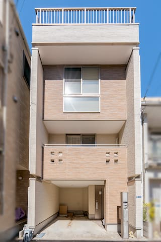 新宿＆歌舞伎町すぐ！広々117㎡貸切一軒家・東新宿2分｜最大8名・全室エアコン・キッチン設備完備