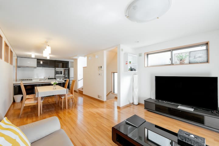 新宿＆歌舞伎町すぐ！広々117㎡貸切一軒家・東新宿2分｜最大8名・全室エアコン・キッチン設備完備