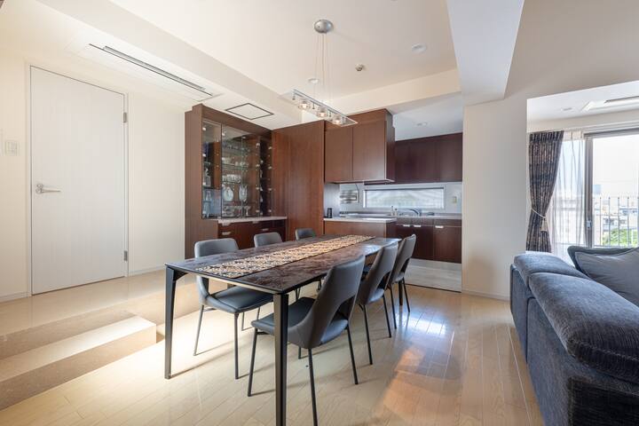 Stunning! Luxurious & Spacious Penthouse gallery image 5