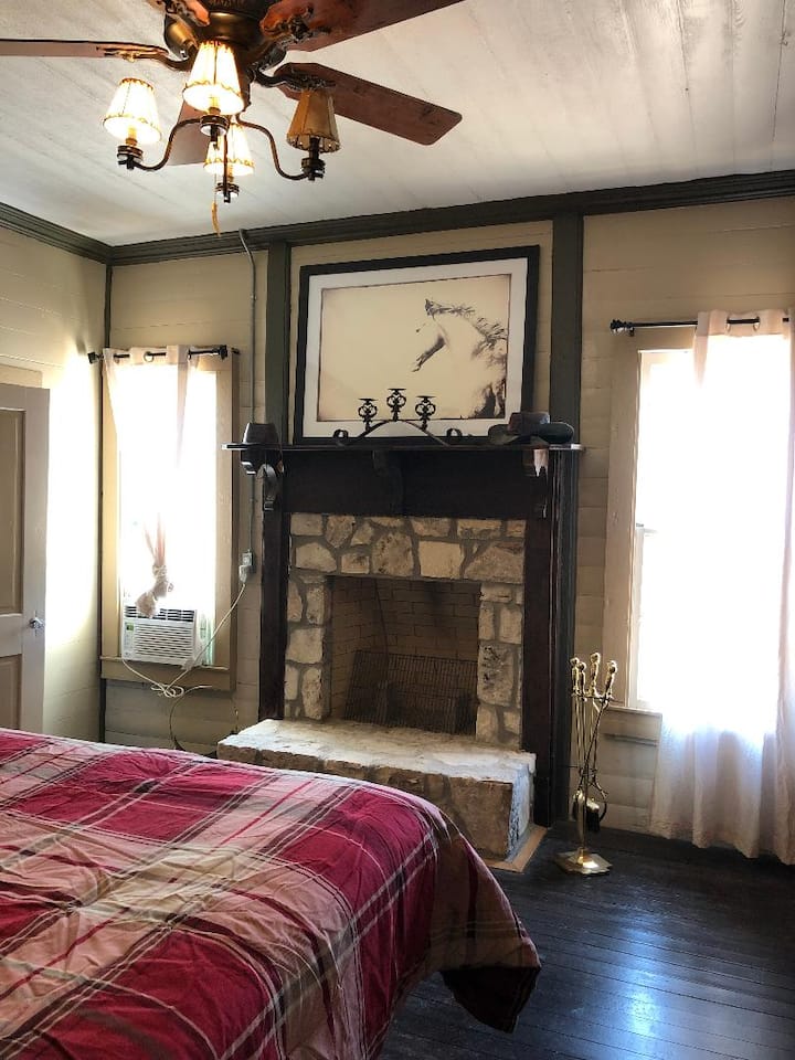 Una cama queen con TV y DVD.  Variedad de películas entre las que elegir o puedes ver algunos canales locales.  Una chimenea en el dormitorio para las noches frías.  Un difusor con aceite de lavanda para relajarse.