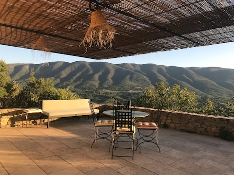 Cliff Viewpoint & Pool in Luberon